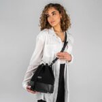 Como queda puesto el bolso Bucket a una mujer
