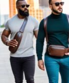 Hombres con mariconeras de piel paseando por la calle