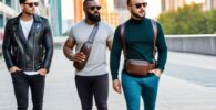 Hombres con mariconeras de piel paseando por la calle