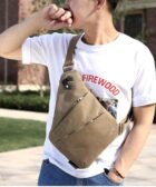 hombre lleva mochila cruzada de color marrón