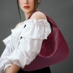 Resultado de como puesto el bolso hobo a una mujer